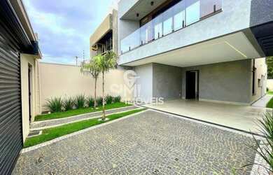 Imagem: A casa possui 3 Dormitórios, 4 Banheiros, 2 Vagas na garagem