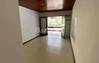 Imagem: A casa possui 4 Dormitórios, 5 Banheiros, 2 Vagas na garagem