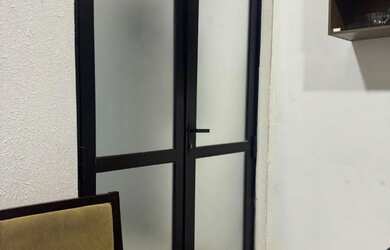 Imagem: O apartamento possui 1 Dormitório, 1 Banheiro, 1 Vaga na garagem