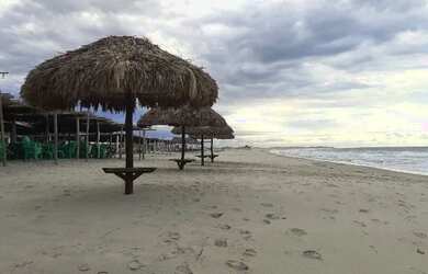 Imagem: A casa possui 1 Dormitório, Acomodam 6 pessoas e 2 Vagas na