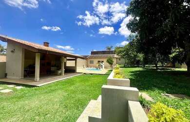 Imagem: A casa possui 4 Dormitórios, 4 Banheiros, 4 Vagas na garagem