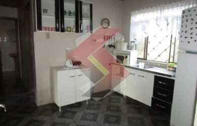 Imagem: A casa possui 3 Dormitórios, 1 Banheiro, 180m² de Área e