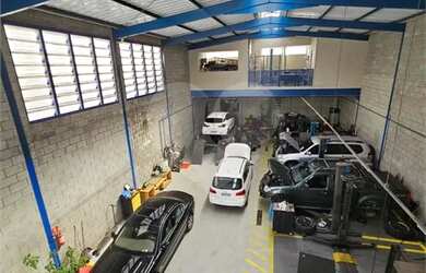 Imagem: O depósito possui 4 Vagas na garagem, 480m² de Área e está