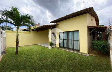 Imagem: A casa possui 3 Dormitórios, 2 Banheiros, 2 Vagas na garagem