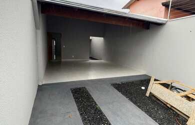 Imagem: A casa possui 2 Dormitórios, 1 Banheiro, 2 Vagas na garagem