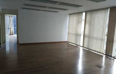 Imagem: O depósito possui 2 Vagas na garagem, 165m² de Área e está