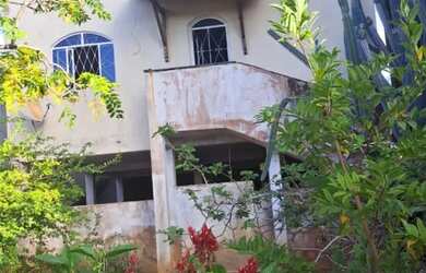 Imagem: A casa possui 3 Dormitórios, 1 Banheiro e 3 Vagas na garagem