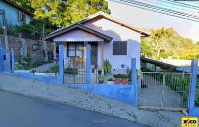 Imagem: A casa possui 2 Dormitórios, 2 Banheiros, 1 Vaga na garagem