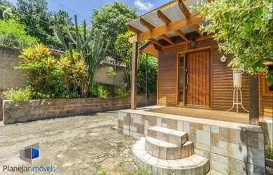 Imagem: A casa possui 4 Dormitórios, 2 Banheiros, 2 Vagas na garagem