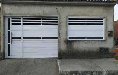 Imagem: A casa possui 2 Dormitórios, 1 Banheiro, 1 Vaga na garagem