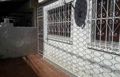 Imagem: A casa possui 3 Dormitórios, 2 Banheiros, 3 Vagas na garagem