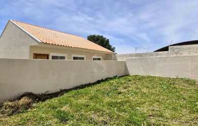 Imagem: A casa possui 3 Dormitórios, 1 Banheiro, 1 Vaga na garagem