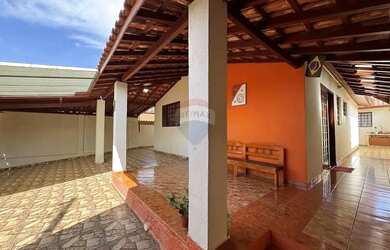 Imagem: A casa possui 3 Dormitórios, 2 Banheiros, 145m² de Área e