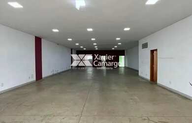 Imagem: O depósito possui 3 Vagas na garagem, 217m² de Área e está