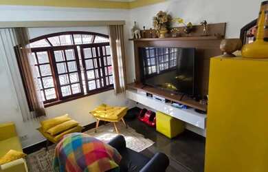 Imagem: A casa possui 3 Dormitórios, 2 Banheiros, 2 Vagas na garagem