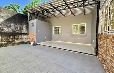 Imagem: A casa possui 2 Dormitórios, 2 Banheiros, 2 Vagas na garagem