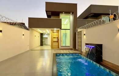 Imagem: A casa possui 3 Dormitórios, 3 Banheiros, 2 Vagas na garagem