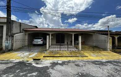 Imagem: A casa possui 4 Dormitórios, 3 Banheiros, 4 Vagas na garagem