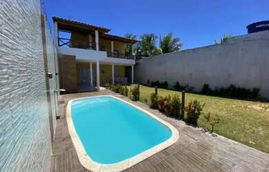 Imagem: A casa possui 5 Dormitórios, 3 Banheiros, 4 Vagas na garagem