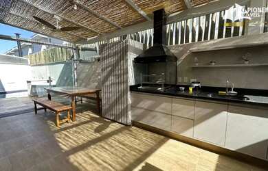 Imagem: A casa em condomínio possui 3 Dormitórios, 2 Banheiros, 2