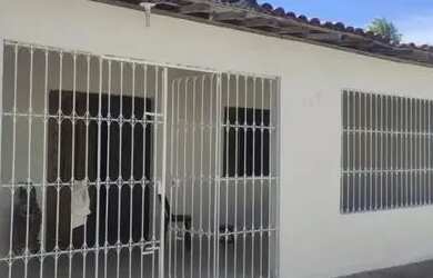 Imagem: A casa possui 2 Dormitórios, 1 Banheiro, 2 Vagas na garagem