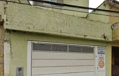 Imagem: A casa possui 4 Dormitórios, 4 Banheiros, 5 Vagas na garagem