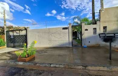 Imagem: A casa possui 2 Dormitórios, 2 Banheiros, 2 Vagas na garagem