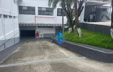 Imagem: O depósito possui 5 Vagas na garagem, 1.670m² de Área e