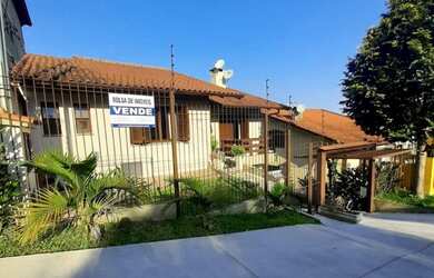 Imagem: A casa possui 3 Dormitórios, 2 Banheiros, 2 Vagas na garagem