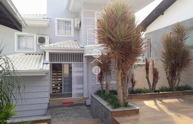 Imagem: A casa possui 4 Dormitórios, 3 Banheiros, 3 Vagas na garagem