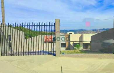 Imagem: A casa possui 3 Dormitórios, 2 Banheiros, 3 Vagas na garagem