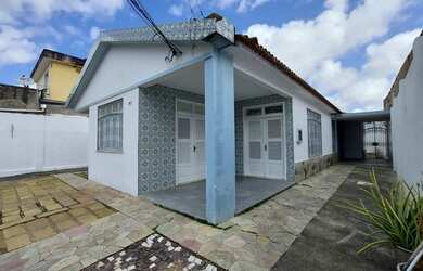 Imagem: A casa possui 3 Dormitórios, 3 Banheiros, 5 Vagas na garagem