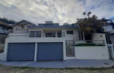 Imagem: A casa possui 3 Dormitórios, 3 Banheiros, 2 Vagas na garagem