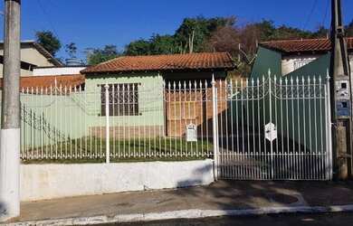 Imagem: A casa possui 2 Dormitórios, 1 Banheiro, 2 Vagas na garagem