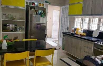 Imagem: A casa possui 3 Dormitórios, 1 Banheiro, 1 Vaga na garagem