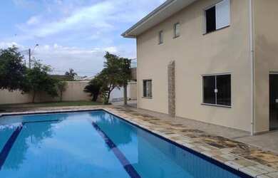 Imagem: A casa possui 4 Dormitórios, 3 Banheiros, 3 Vagas na garagem