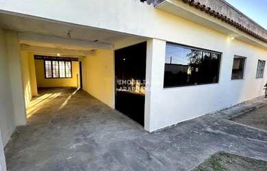 Imagem: A casa possui 3 Dormitórios, 1 Banheiro, 2 Vagas na garagem