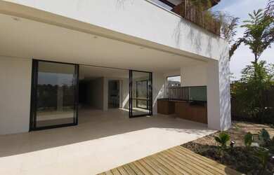 Imagem: A casa em condomínio possui 4 Dormitórios, 5 Banheiros, 4