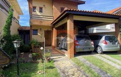 Imagem: A casa em condomínio possui 4 Dormitórios, 4 Banheiros, 240m²