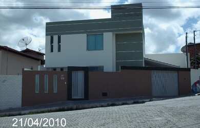 Imagem: A casa possui 3 Dormitórios, 3 Banheiros, 1 Vaga na garagem