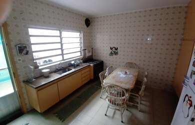 Imagem: A casa possui 2 Dormitórios, 3 Banheiros, 2 Vagas na garagem