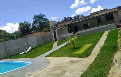 Imagem: A casa possui 3 Dormitórios, 1 Banheiro e 5 Vagas na garagem