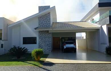 Imagem: A casa possui 3 Dormitórios, 3 Banheiros, 3 Vagas na garagem