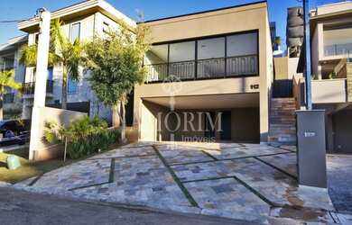 Imagem: A casa em condomínio possui 3 Dormitórios, 3 Banheiros, 2