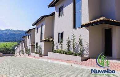 Imagem: A casa possui 3 Dormitórios, 2 Banheiros, 2 Vagas na garagem