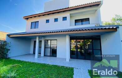 Imagem: A casa possui 3 Dormitórios, 2 Banheiros, 4 Vagas na garagem