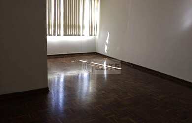 Imagem: O apartamento possui 3 Dormitórios, 1 Banheiro, 2 Vagas na