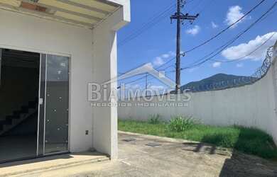 Imagem: A casa possui 2 Dormitórios, 2 Banheiros, 2 Vagas na garagem