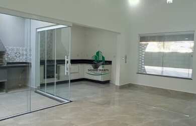 Imagem: A casa possui 3 Dormitórios, 2 Banheiros, 2 Vagas na garagem