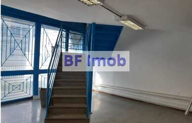 Imagem: O depósito possui 3 Vagas na garagem e 554m² de Área e está